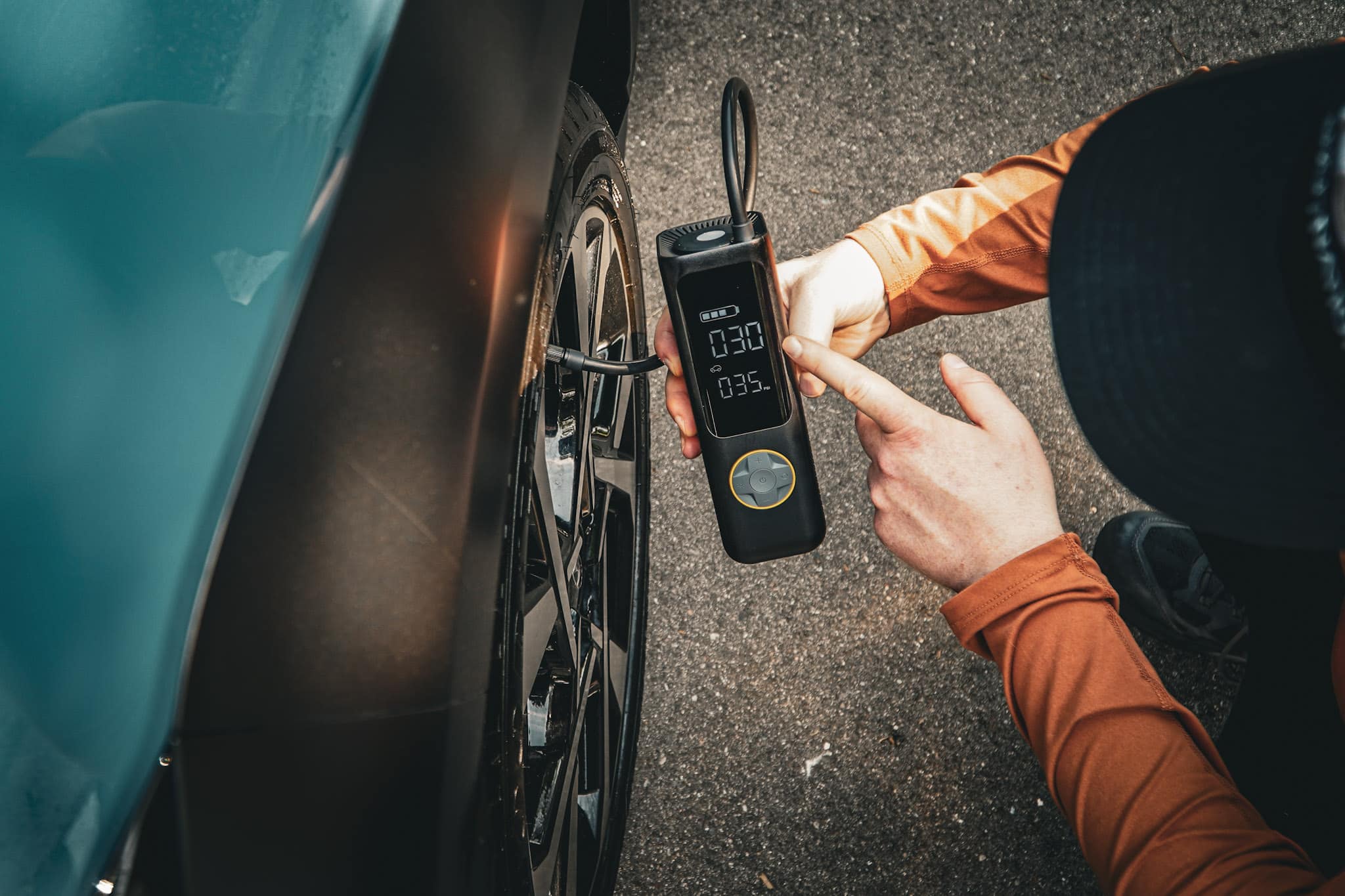 The numbers on the display screen will climb as the Fanttik X8 Apex delivers air into your tire.